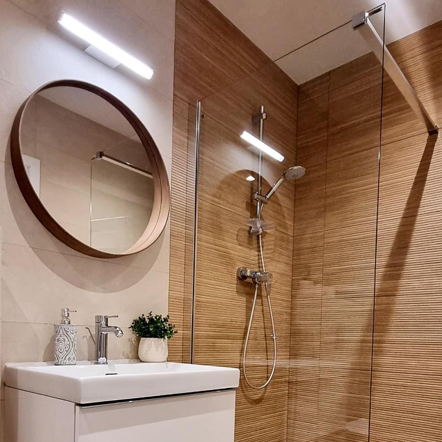 Apple Apartments - Wroblewskiego Prywatne Miejsce Parkingowe Łódź Buitenkant foto